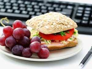 Read more about the article What To Eat at Work? – Good Habits of Healthy Eating at Work