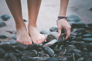 Read more about the article Barefoot Walking Comes With Unexpected Health Benefits